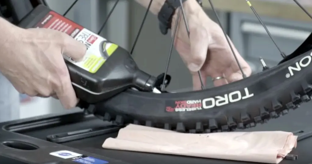 Kit de réparation de pneu sans chambre à air pour vélo - Bandes en  caoutchouc - Entretien des pneus de vélo de route - Mini outils de  réparation de