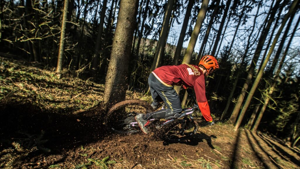 Un cycliste dans une grosse descente en VTT