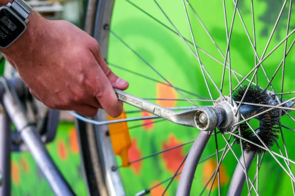 Dévoiler une roue de vélo facilement : comment faire ?